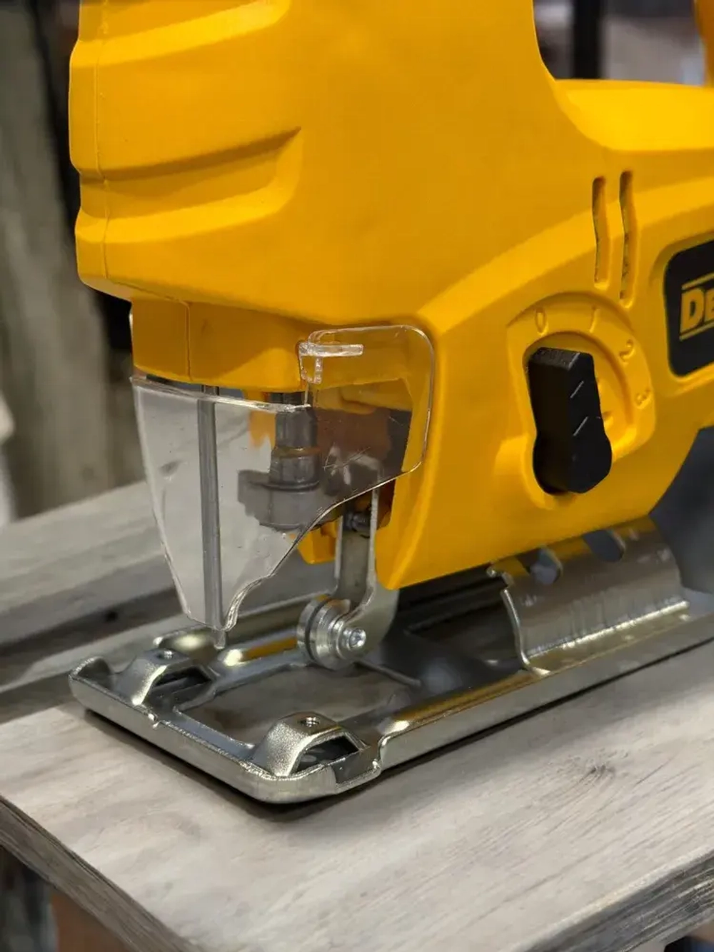 Лобзик DeWalt c лазером электрический