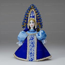 Малая подвесная кукла в треугольном кокошнике