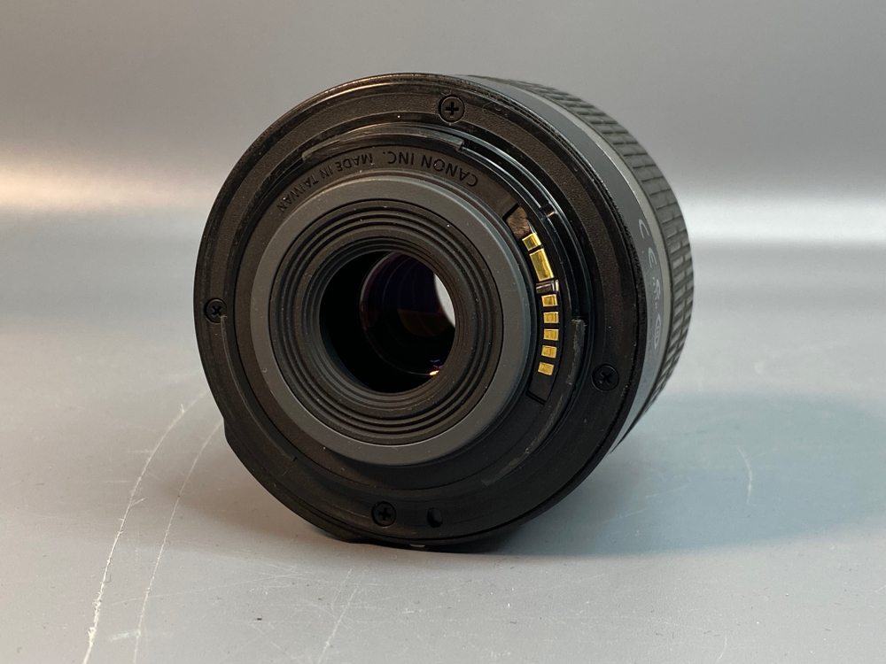 Canon EF-S 18–55 mm f/4–5.6 IS STM скол на креплении для светофильтров