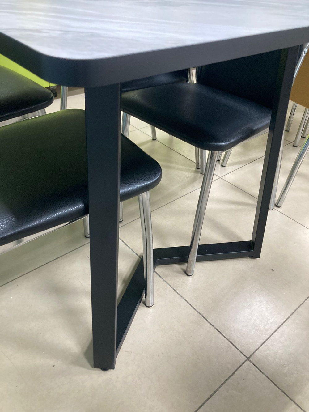 Стол разд пластик Миллер бабочка К-т ног №5 черный Царг.пояс 930 черный Ст-ца лавант (черная)