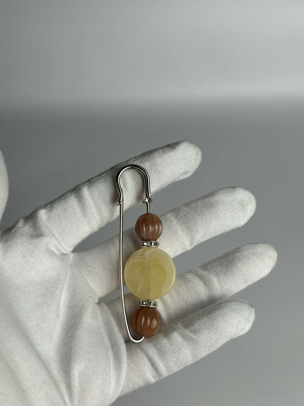 Булавка брошь "Янтарные камушки" для кардигана, пальто, платков, костюмов, одежды. Цвет  желтый