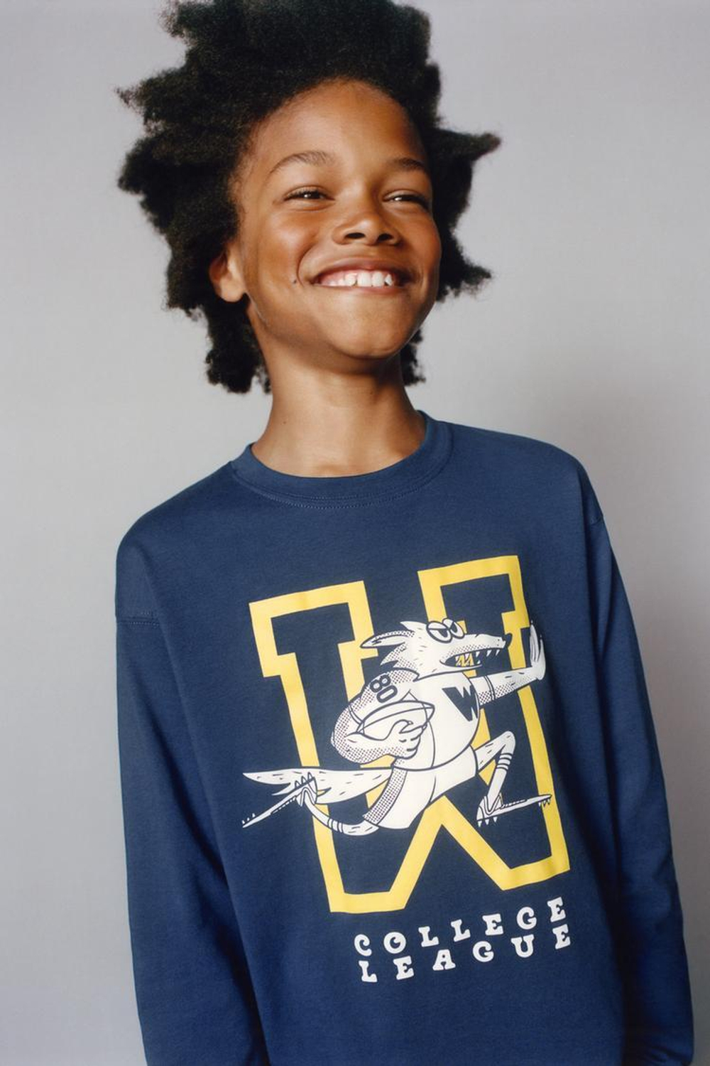 ZARA ФУТБОЛКА В УНИВЕРСИТЕТСКОМ СТИЛЕ С ПРИНТОМ, СИНИЙ