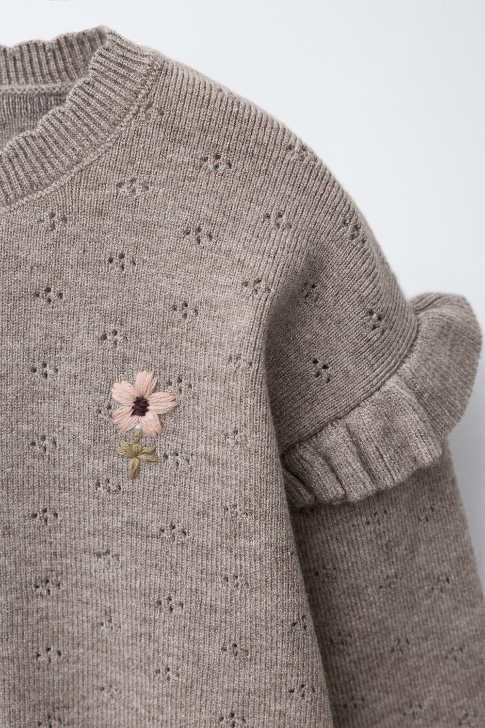 ZARA ТРИКОТАЖНЫЙ ДЖЕМПЕР С ВЫШИВКОЙ В ВИДЕ ЦВЕТОВ, СЕРО-КОРИЧНЕВЫЙ