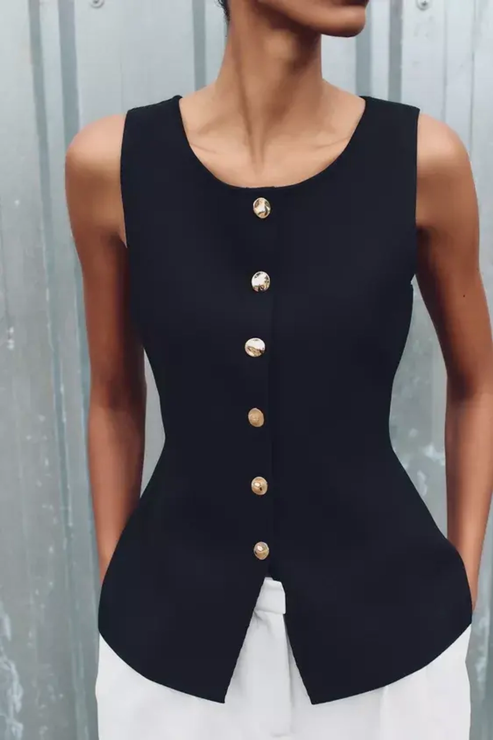 ZARA ОДНОТОННЫЙ ТРИКОТАЖНЫЙ ЖИЛЕТ С ЗОЛОТИСТЫМИ ПУГОВИЦАМИ, ЧЕРНЫЙ