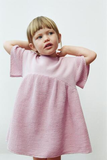 ZARA ПЛАТЬЕ ИЗ РИФЛЕНОГО ТРИКОТАЖА, РОЗОВЫЙ/ЛИЛОВЫЙ