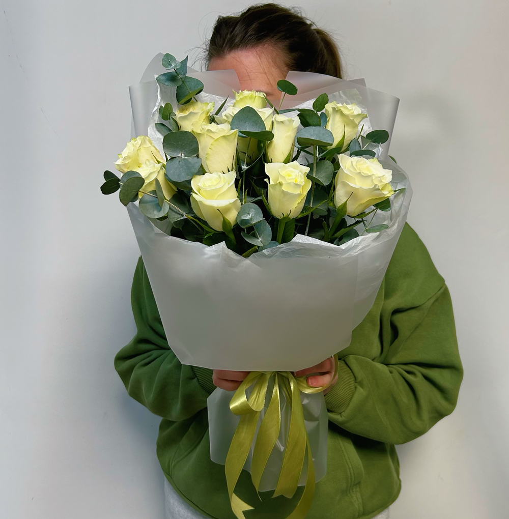 Букет из белых роз и эвкалипт