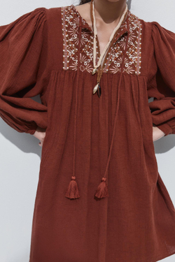 ZARА КОРОТКОЕ ПЛАТЬЕ С ВЫШИВКОЙ, ТЕРРАКОТОВЫЙ