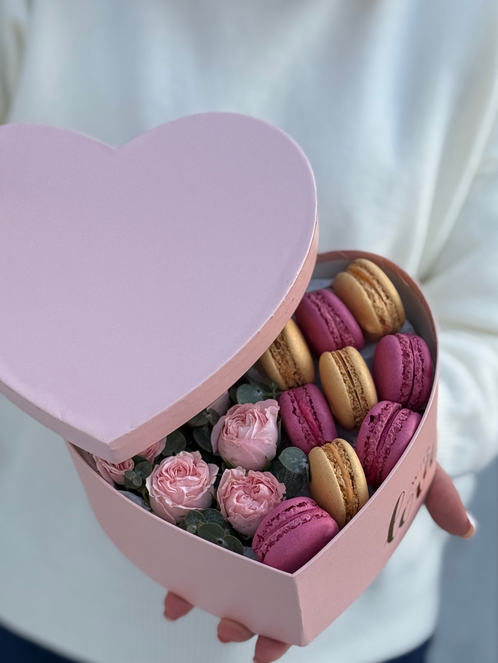 «Сердце» с пионовидными кустовыми розами, эвкалиптом и яркими макарунс от Флора Маркет, размер S