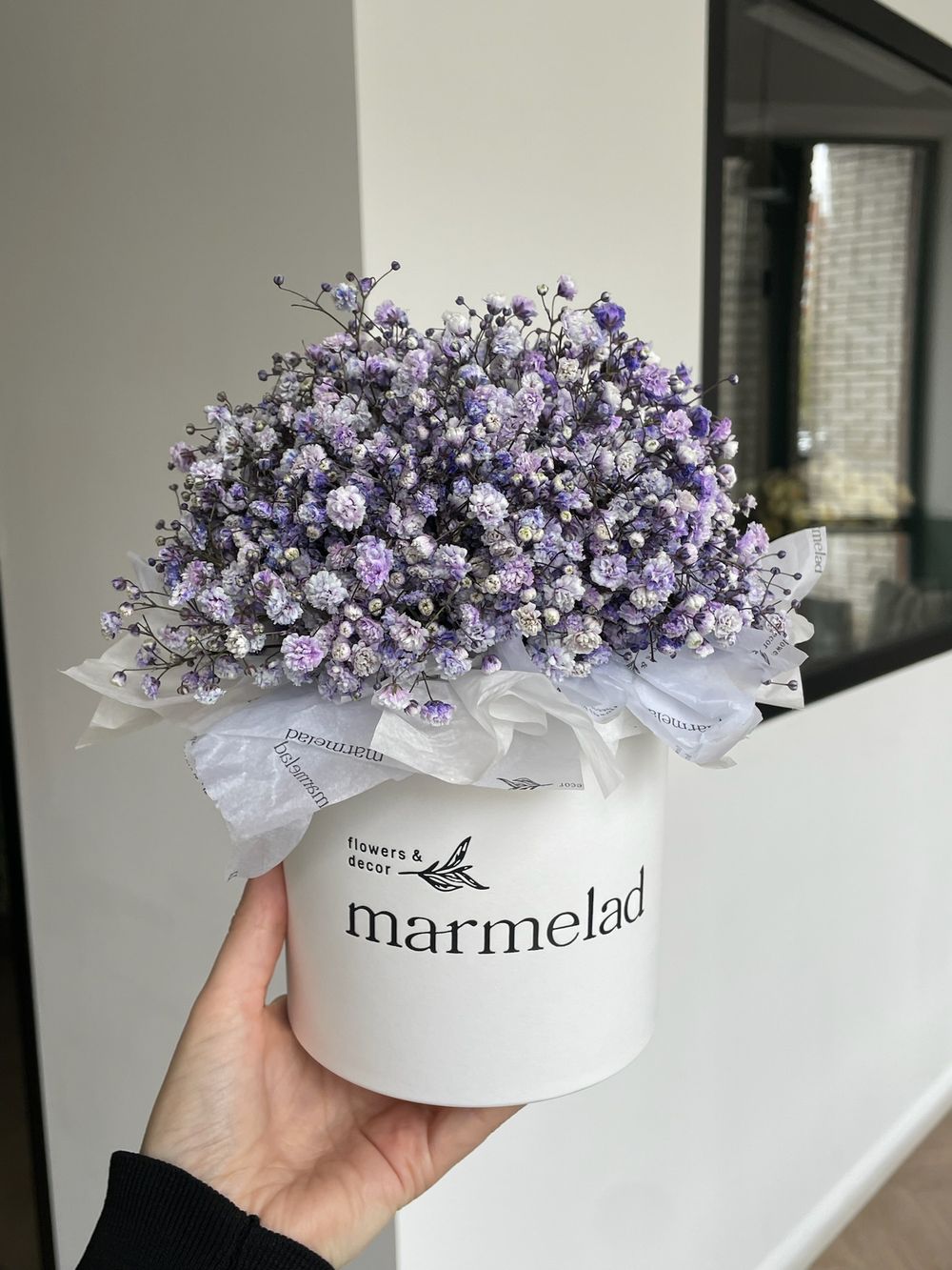 Композиция в коробке с фиолетовой гипсофилой