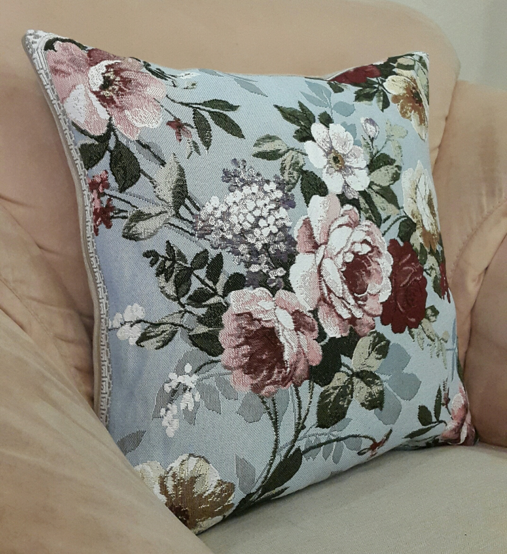 Декоративный гобеленовый чехол для интерьерной подушки Розовый сад 47*47