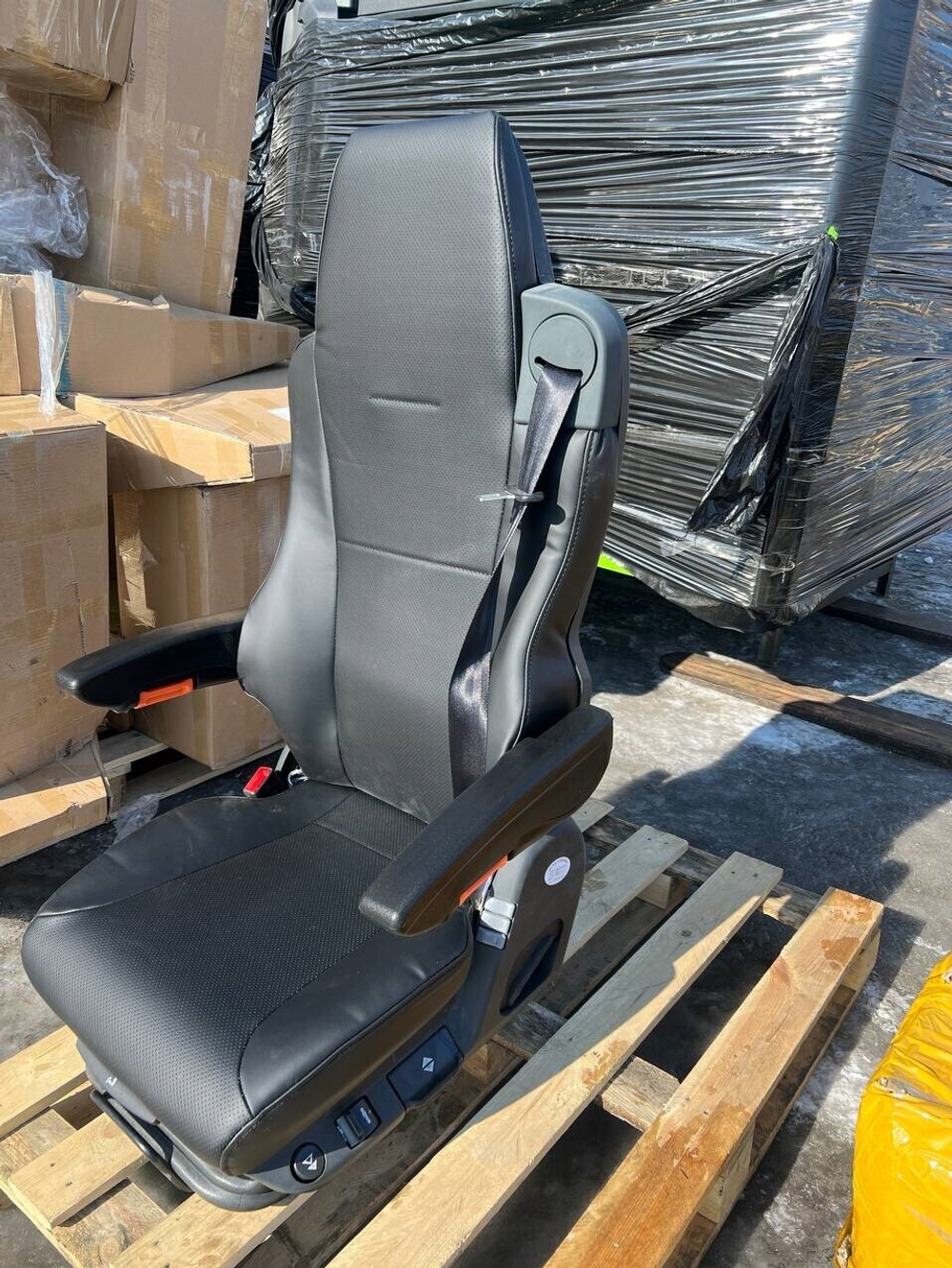 Водительское сиденье в сборе пневмо (с подлокотникам) Shacman Х3000 DZ1643510030