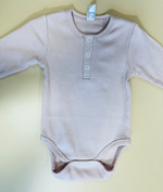 Боди с конпками из ткани-лапша