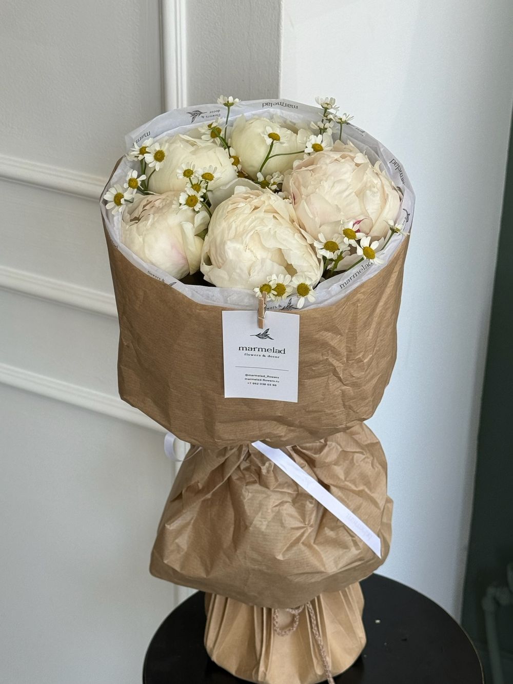 Авторский букет из пионов и ромашки