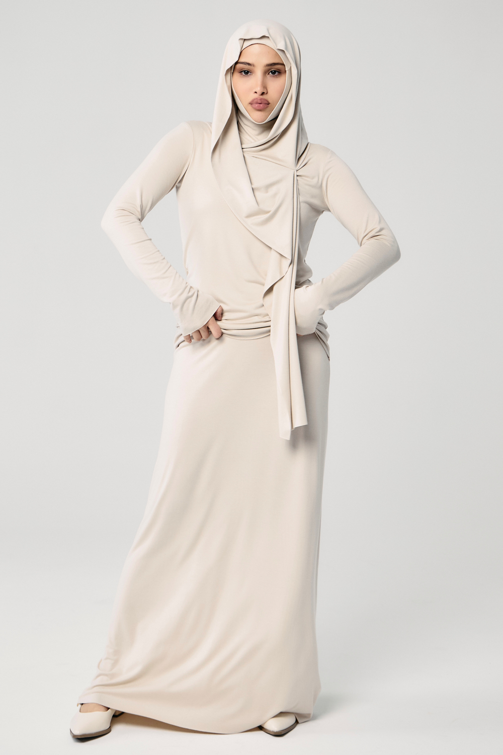 Лонгслив с капюшоном бежевый