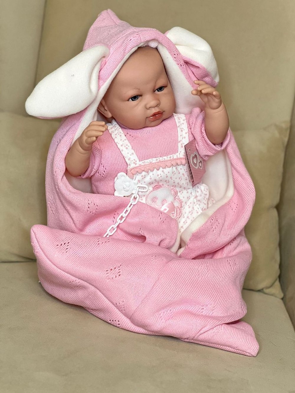 Кукла Berbesa мягконабивная 50см SARA с пледом (5217S)