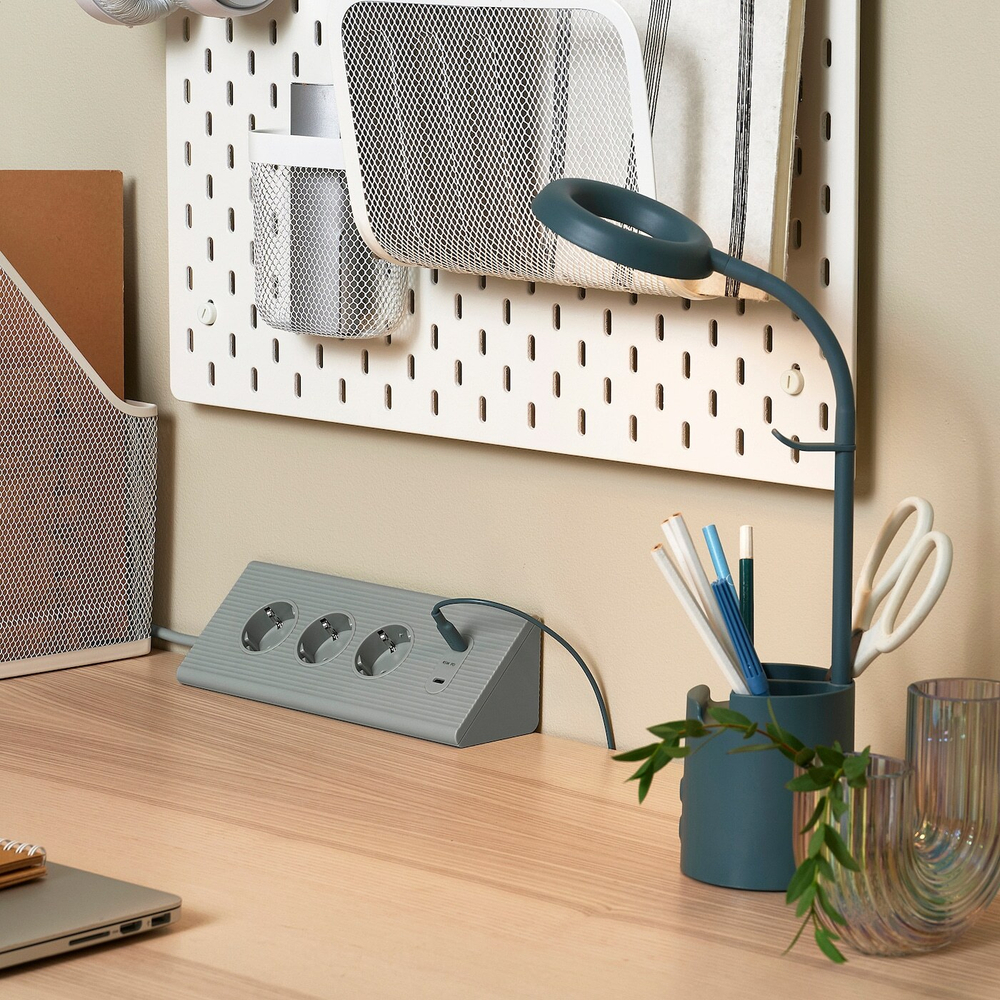 IKEA BRUNBÅGE  (ИКЕА БРУНБÅГЕ)  -  Светодиодная настольная лампа, с навесом, можно регулировать яркость/бирюзовый