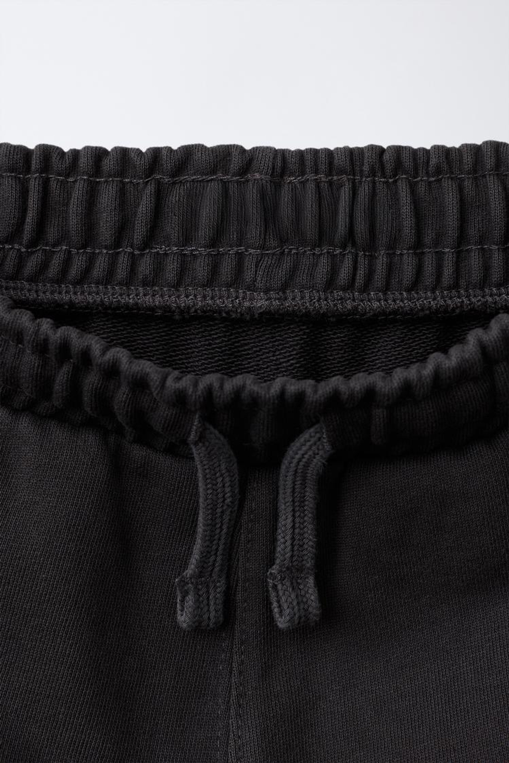 ZARA ШОРТЫ ИЗ МЯГКОЙ ТКАНИ С ВЫШИТЫМ ТЕКСТОМ, ТЕМНЫЙ АНТРАЦИТ