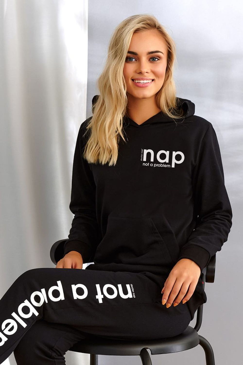 Худи с капюшоном и карманом (Размер: M) (Цвет: черный)