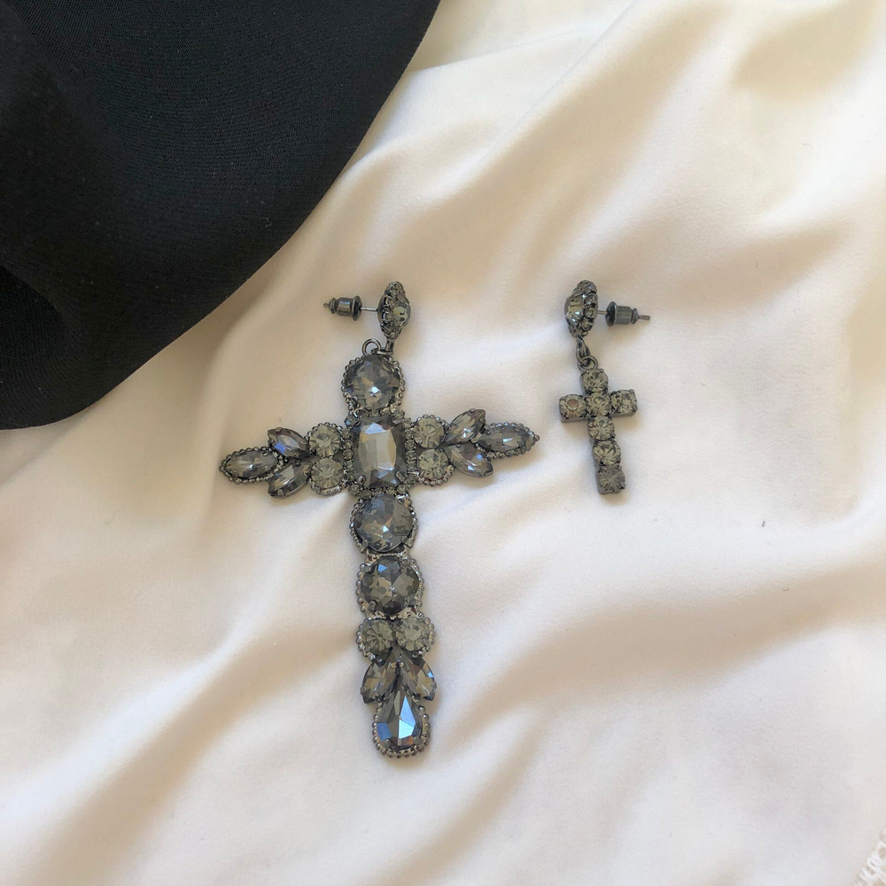 Серьги-кресты ассиметрия с серыми кристаллами