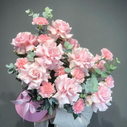 Цветы в коробке "Шанталь" (Роза французская, эвкалипт)