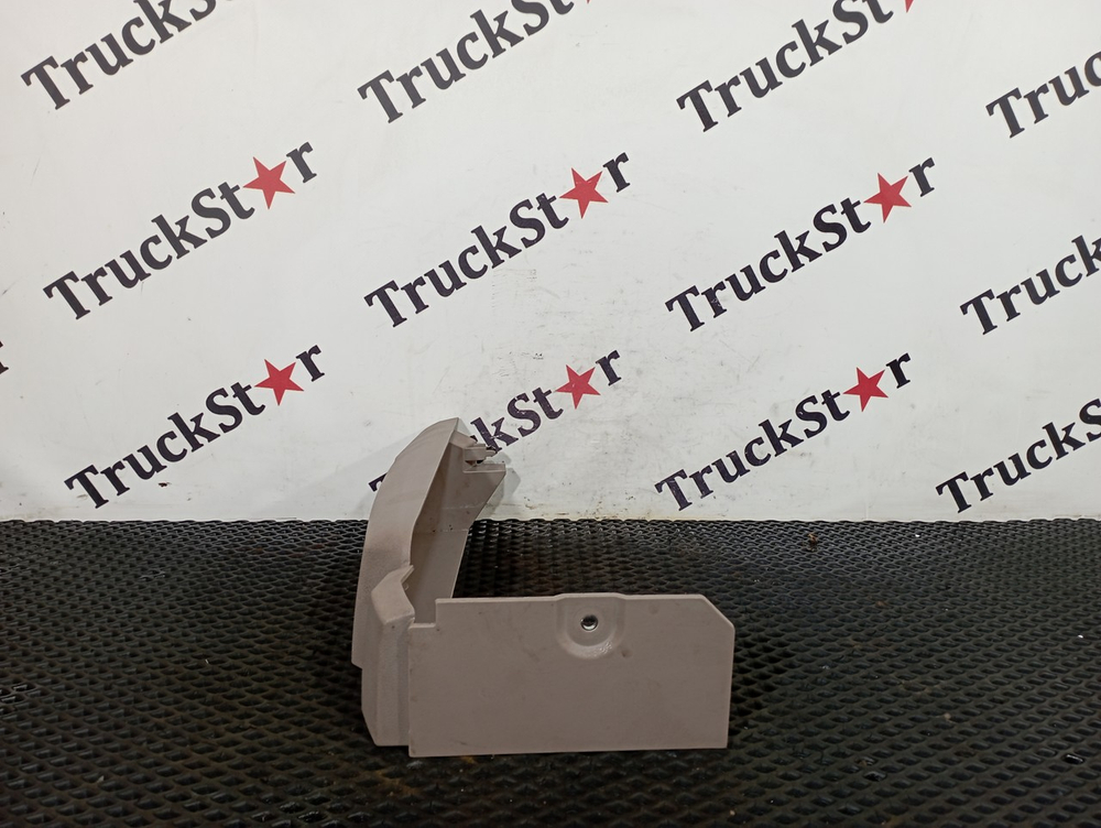 Накладка вещевого отделения правая