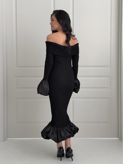 Платье вязаное, длинное, с открытыми плечами, с акцентными рукавами и подолом