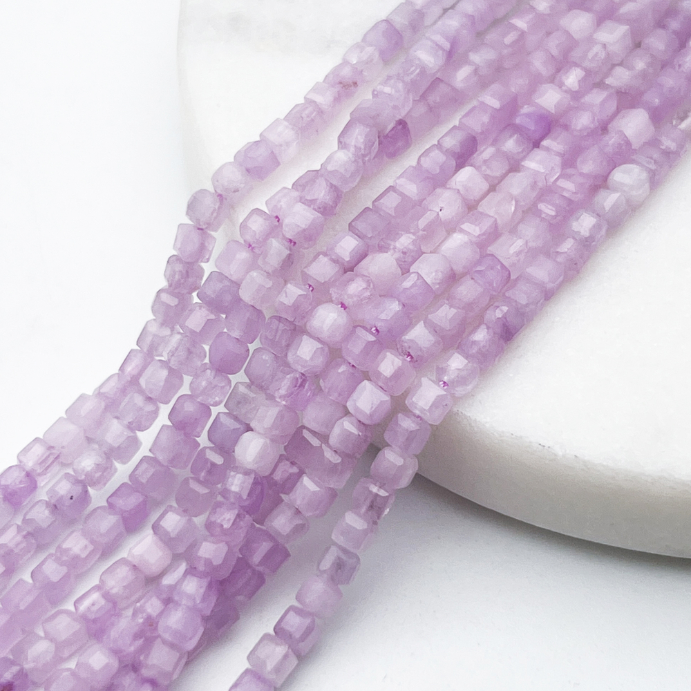 Кунцит бусины, куб, размер около 3,2-3,4 мм, цена за отрезок 19 см (1/2 нити)