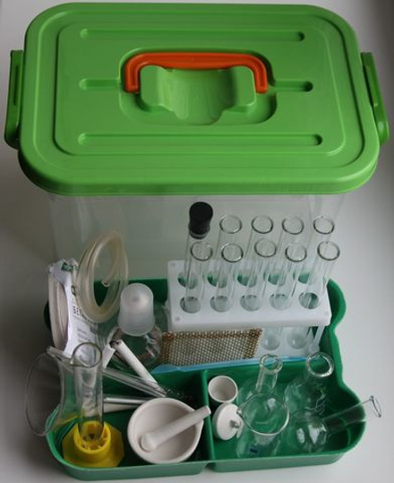Лоток с лабораторной посудой и принадлежностями