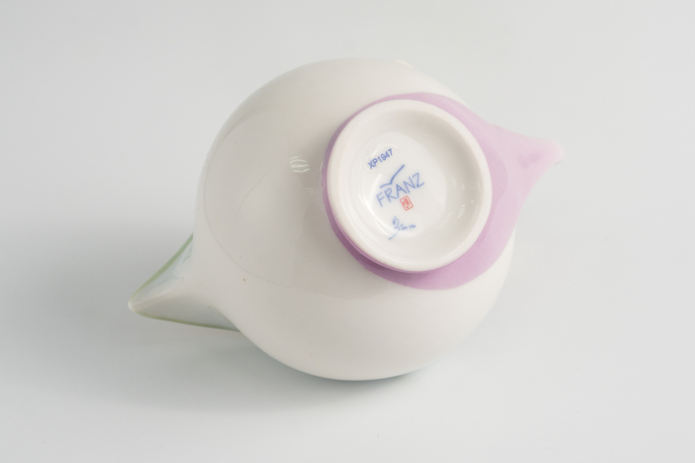 Молочник с фигурной ручкой, украшенной бабочкой