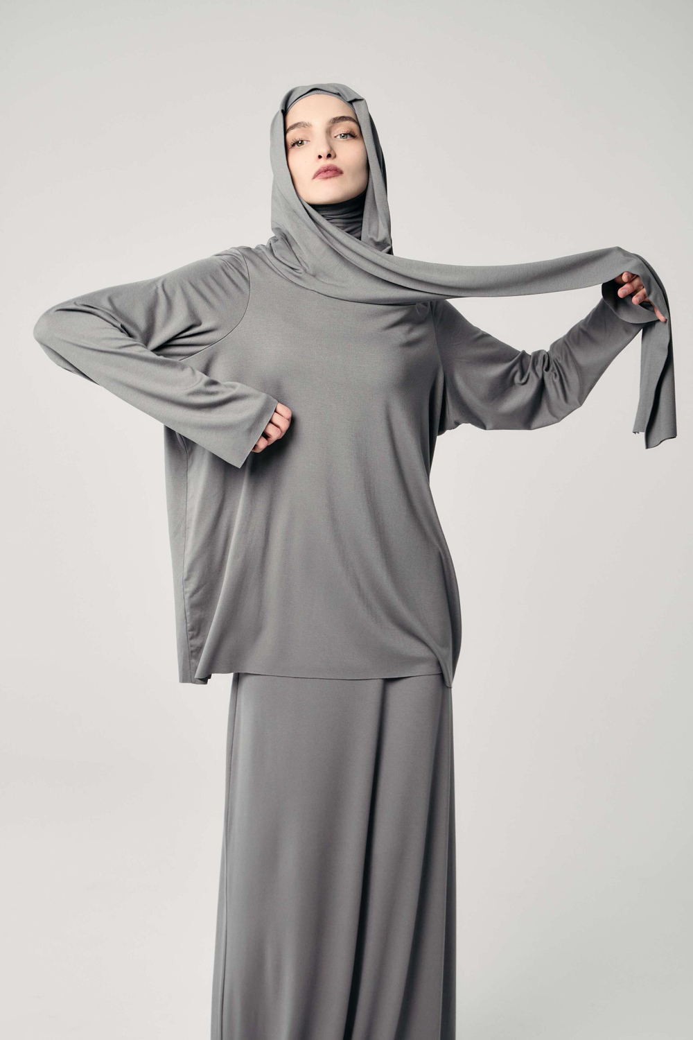 Лонгслив с капюшоном серый