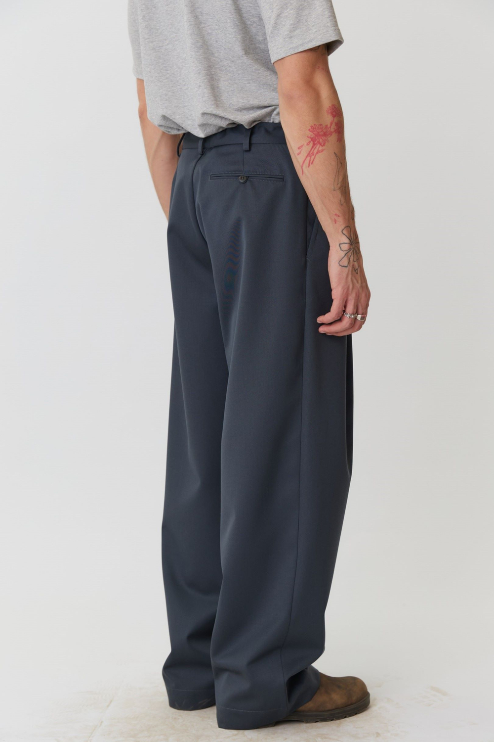 Брюки мужские со складками из серо-голубой шерсти