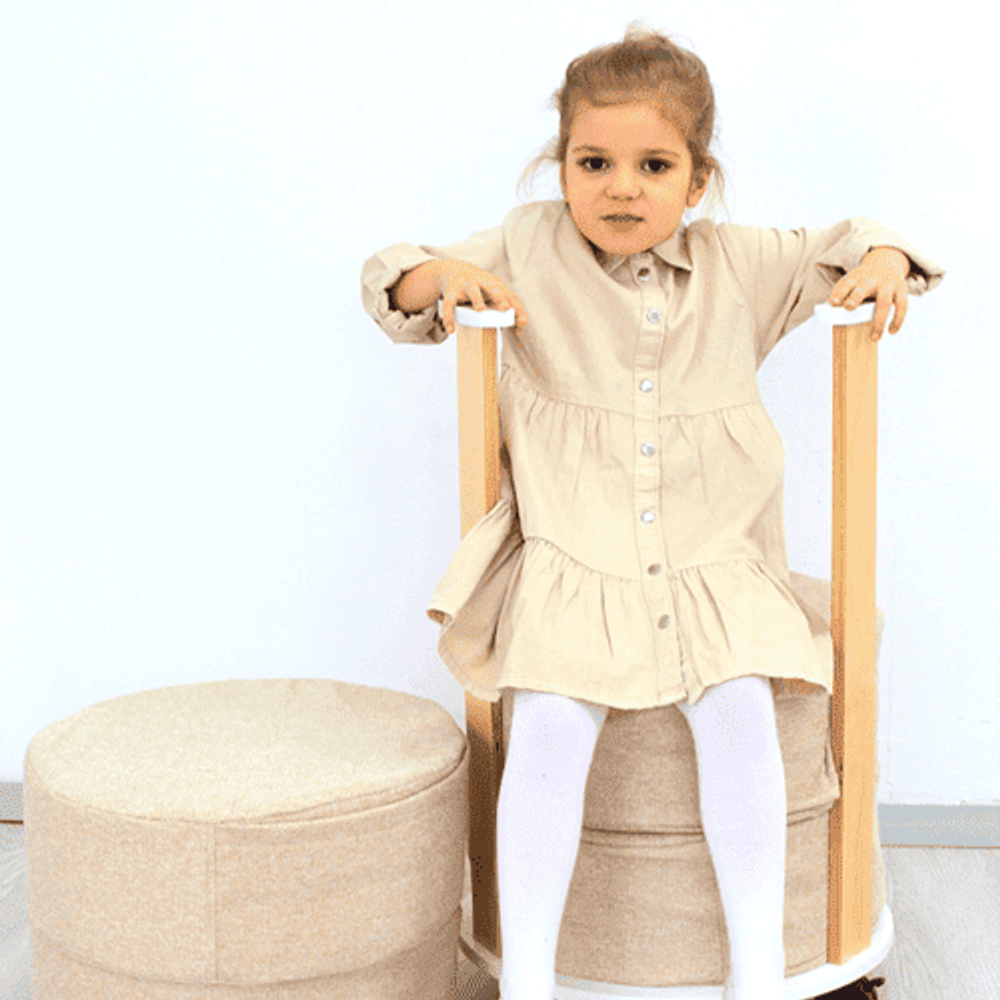 🛏️ Стойка для хранения с подушками — где книги и уют не конкурируют, а дружат 🤝📚