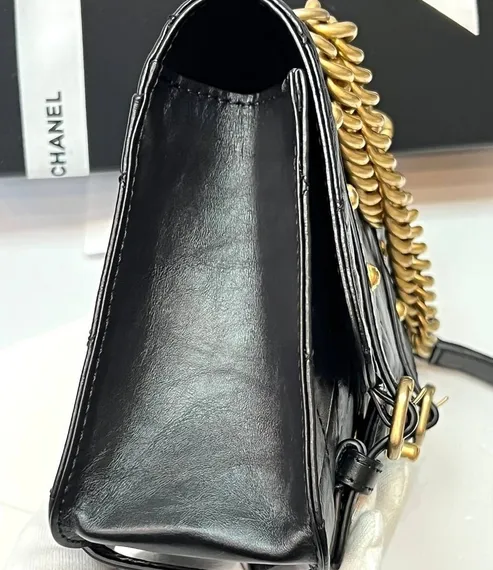 Черная стеганая сумка Chanel из состаренной телячьей кожи
