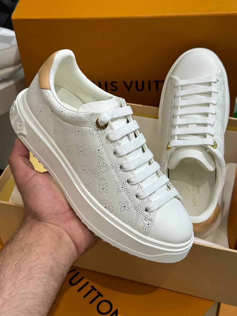 Женские кеды кроссовки Louis Vuitton в белом цвете с логотипом