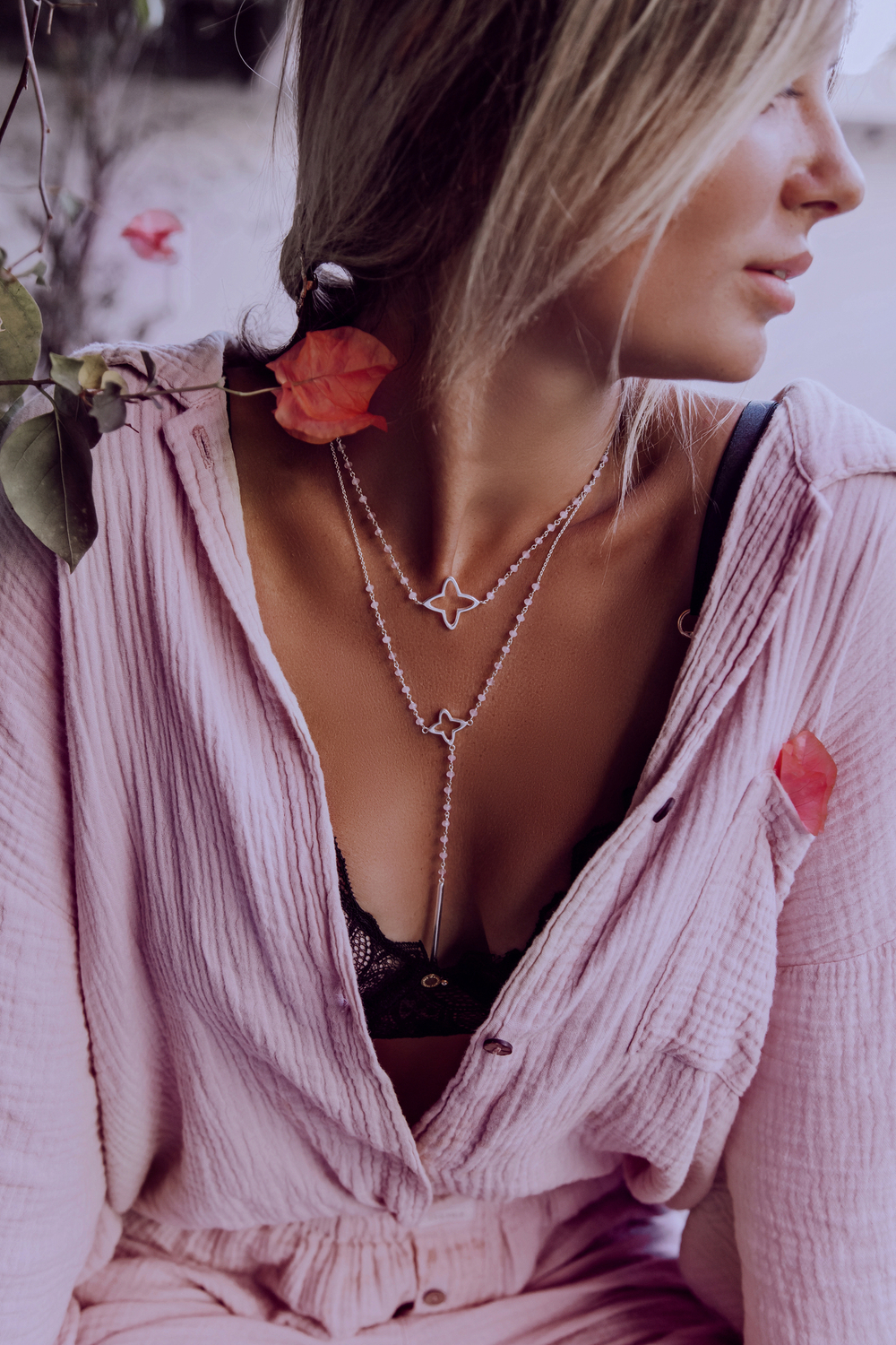 Колье-галстук «Клевер» с бусинами из розового кварца