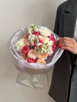 Букет из кустовых пионовидных роз, маттиолы и диантусов