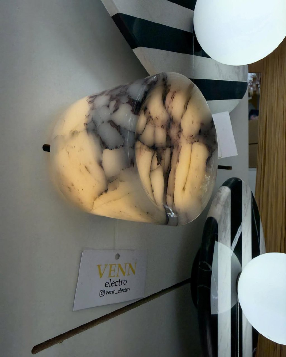 Настенное бра из натурального мрамора, представлено в двух размерах.