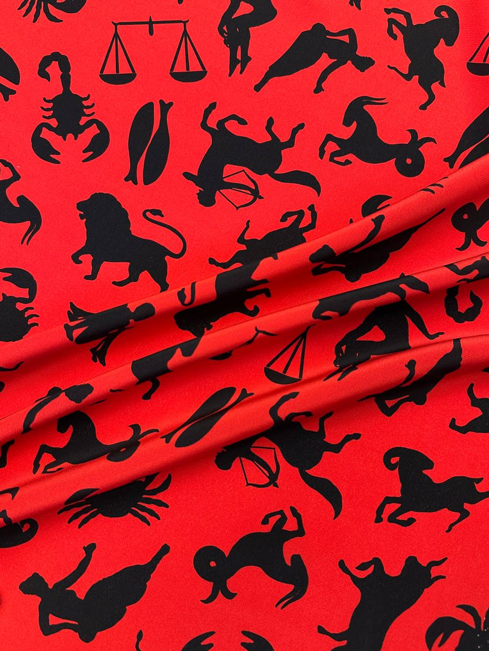 Шелк красный с черным принтом "Зодиак"