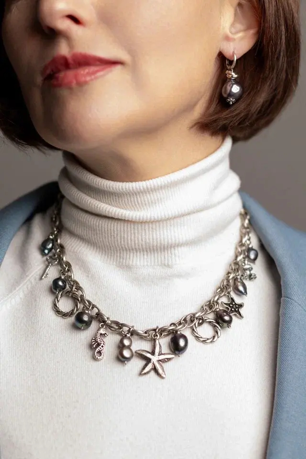 Колье с подвесами:морская звезда, лягушка,крыло,морской конек, барочный жемчуг,оттенок золото антик