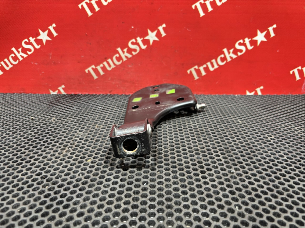 Кронштейн петли капота левый