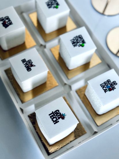 Пирожные с логотипом компании/коробочка на 6 шт