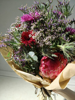 Летний солнечный букет с танацетумом и ароматными пионами Сара Бернард (С0034)