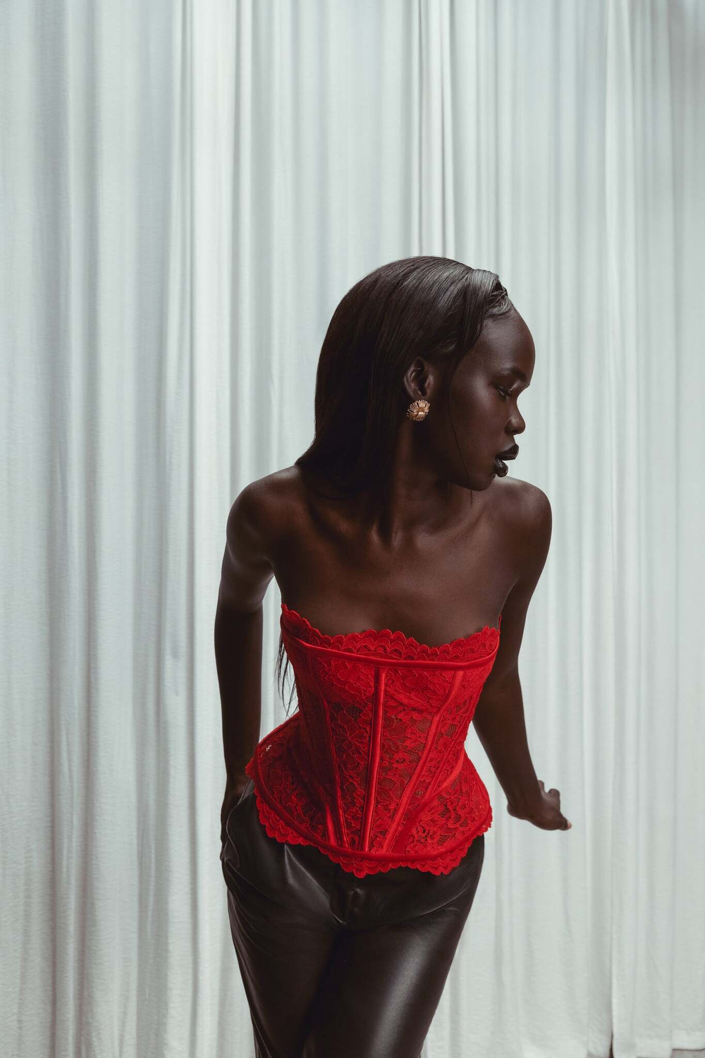 Удлиненный корсетный топ из кружева