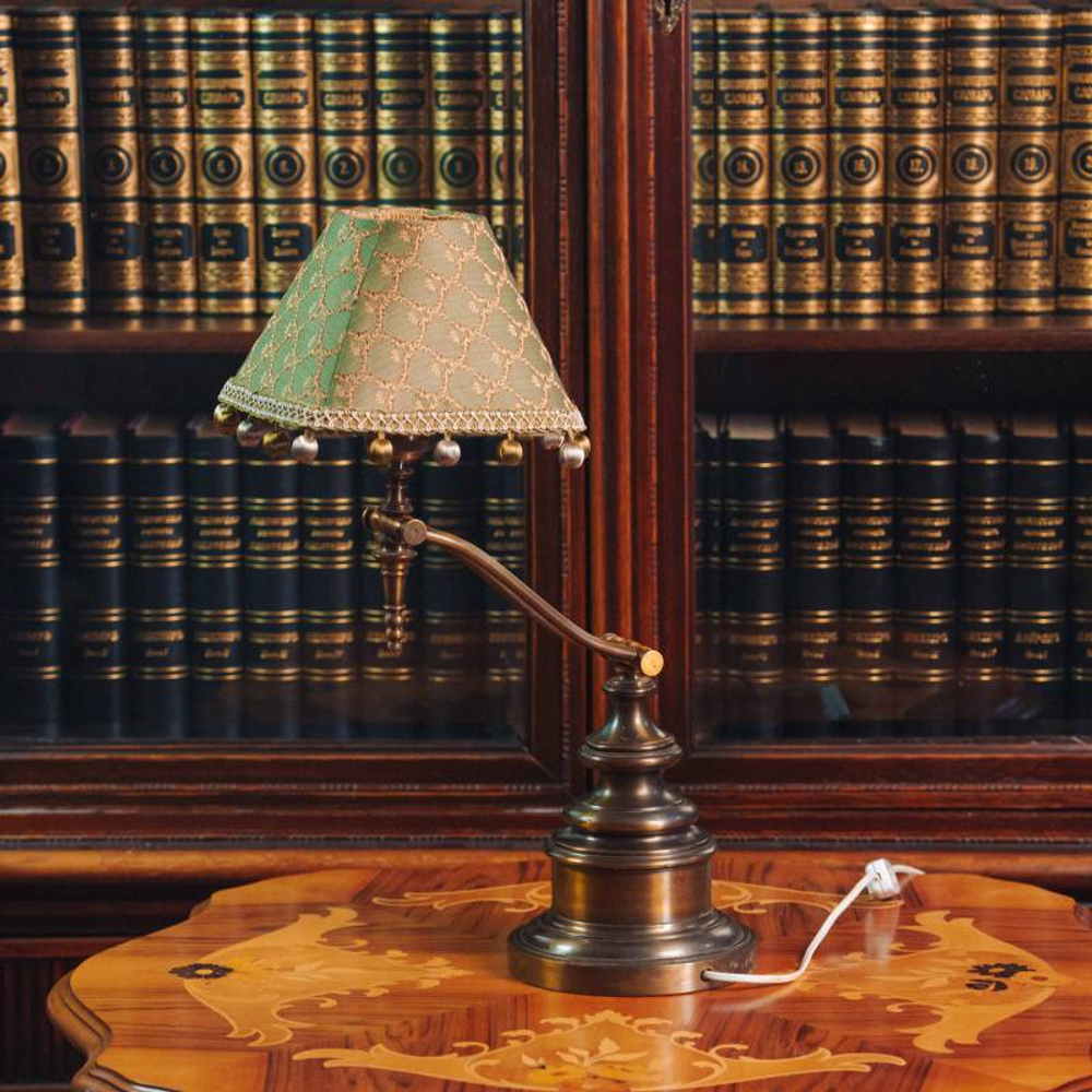 Антикварная настольная лампа с регулируемым кронштейном