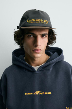 ZARA Х FORD ТОЛСТОВКА С КОМБИНИРОВАННЫМИ НАДПИСЯМИ, МОРСКОЙ СИНИЙ