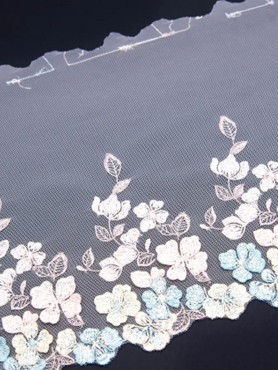 05-128 Вышивка на неэл. сетке 20 см, айвори/ментол/желтый (правая)