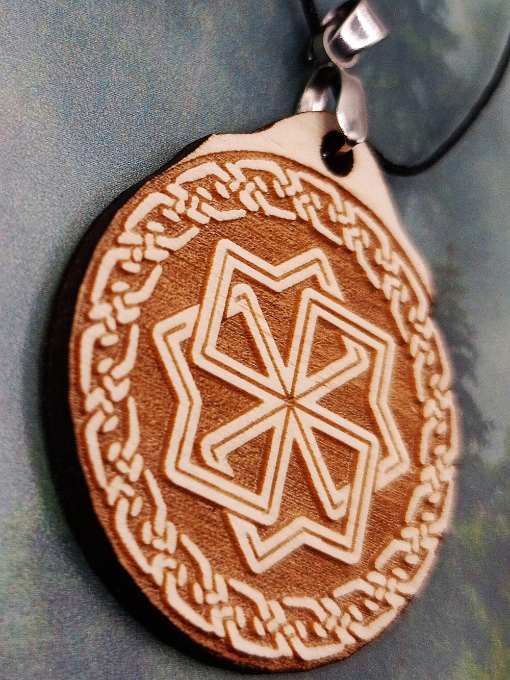 Кулон из дерева Молвинец