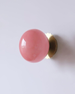 Настенные бра с розовыми шарообразными плафонами и золотым основанием