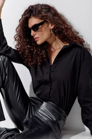 Свободная базовая рубашка из хлопка черного цвета