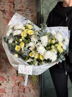 Букет из кустовой пионовидной розы, альстромерии, эвкалипта и хризантемы